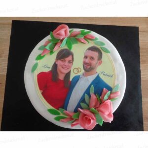Ein Druck eines Bildes von einem frisch Verlobten Paar, der auf einer Torte Platziert wurde.